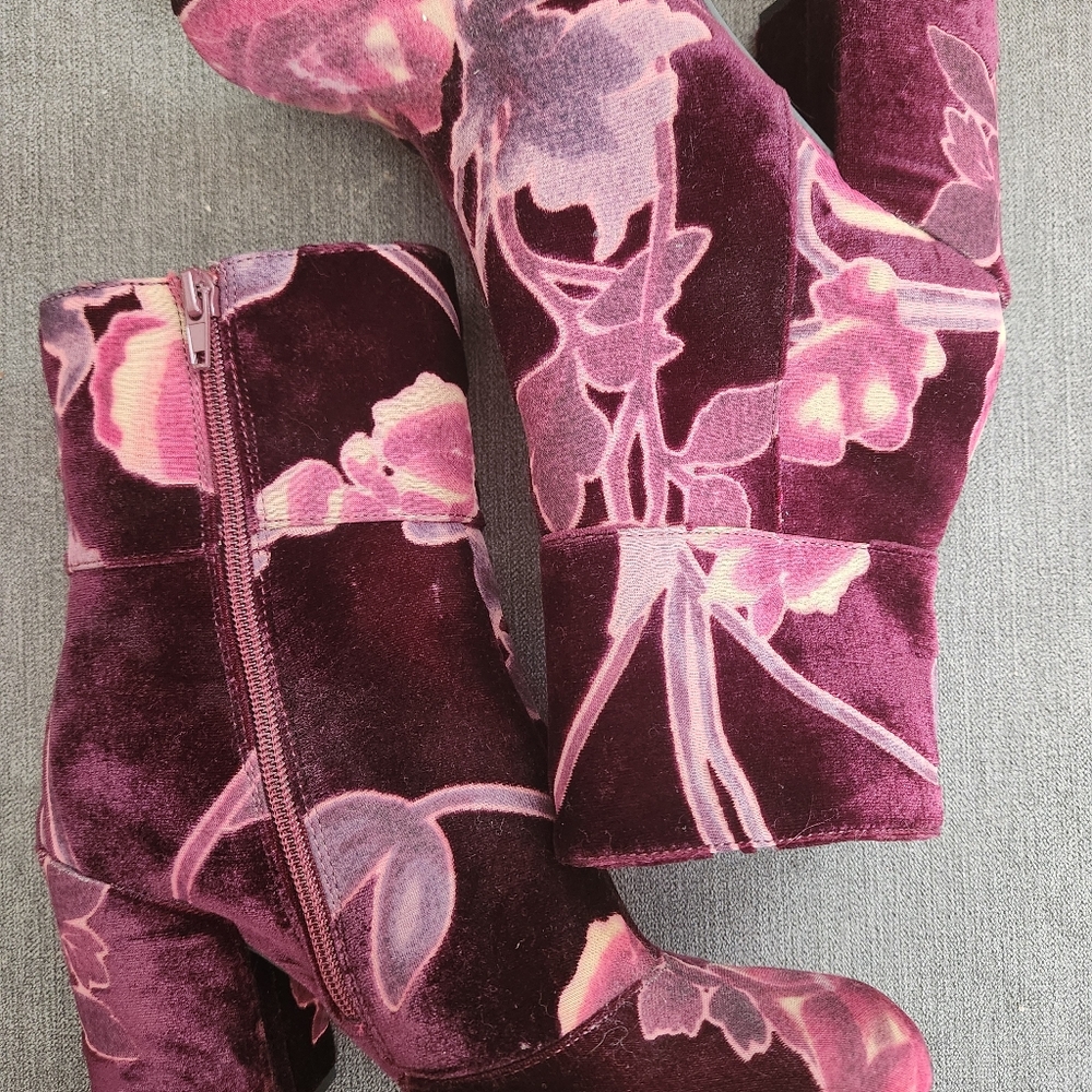 Steve Madden Burgundy Floral Velvet Botties. Size 7. Gently used.